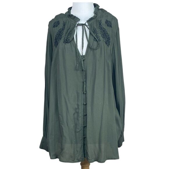 Torrid Women's 2 Olive Green Floral Embroidered Challis Tie Front Top Size 1X - Picture 1 of 10